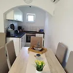 Iris Apartman *