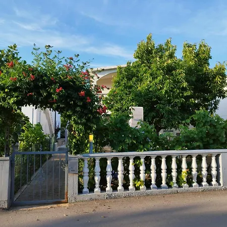 Iris Apartment *