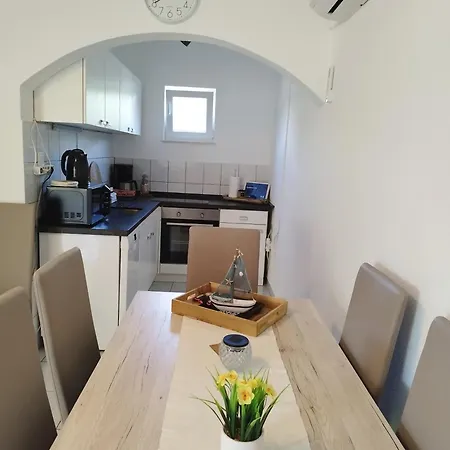 Iris Apartment *