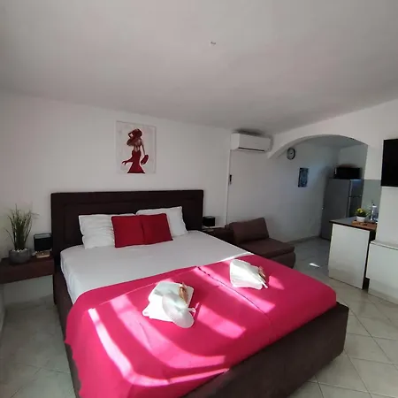 Iris Apartment Vir