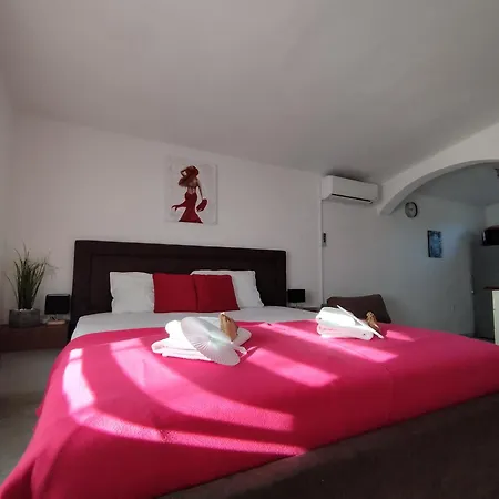 Iris Apartment Vir