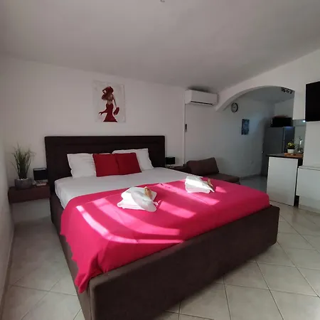 Iris Apartment *
