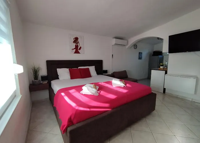Iris Apartment *